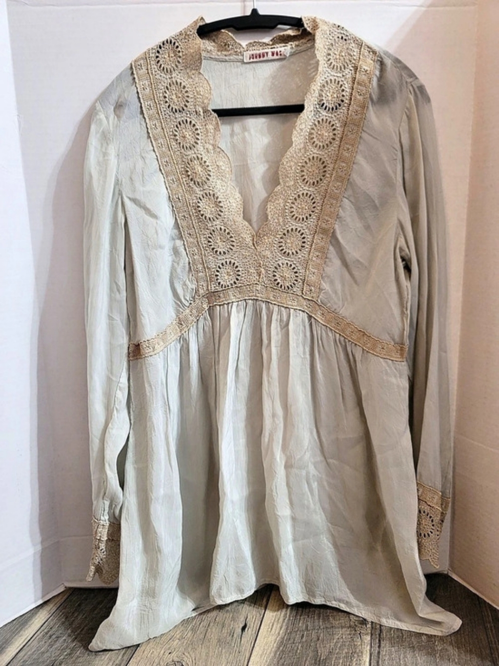 Johnny Was Embroidered Floral Tunic in White & Beige Sheath Long Sleeve Sz Large